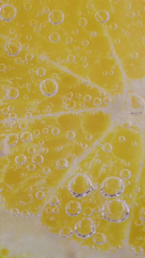 Gas bubbles on a lemon wedge Vídeo Stock 237702493