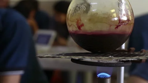 Gas Burner Heating Solution in a School Science Laboratory. Close-Up Shot. 4K. Stockbeeldmateriaal 278324864