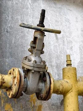Gas control valve attached to the outer wall of residential architecture wi.. Foto stock