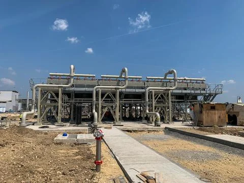 Gas cooler system under construction with visible metal piping systems Foto stock