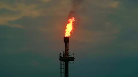 Gas methane Flaring Emissions converting in carbon dioxide oil production 스톡 동영상 269011843