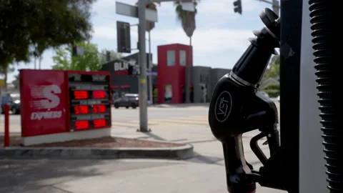 Gas Pump Handle with Traffic in Background. California. Vidéo 201992384