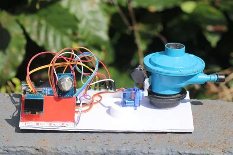 Gas sensor and other electronic components connected to breadboard Stock-Fotos
