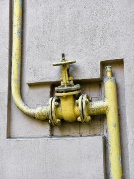 Gas shut off installation positioned on an outer residential wall with yell.. Stock-Fotos
