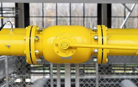 Gas shut-off valve at gas processing station. Valve on the gas boiler house. Foto stock