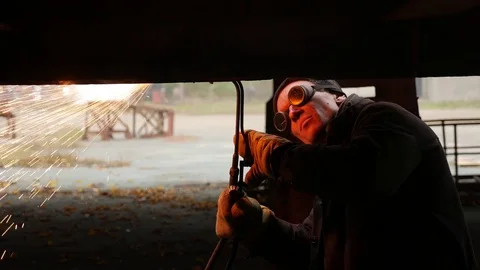 The gas welder cuts the fire reflected in the glasses Video stock 82876181