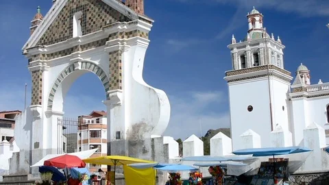 The gate of Basilica Nuestra Señora de Copacabana Video stock 82059056