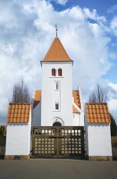 Gate to a beuatiful white church Foto stock