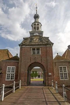 Gate to the outer bailey of Luetetsburg Castle, Luetetsburg, East Frisia, Lower Foto stock