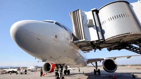 Gate pulls to airplane Video stock 95294128