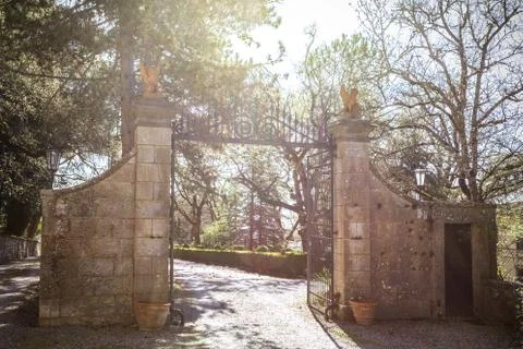 Gate to the villa Foto stock