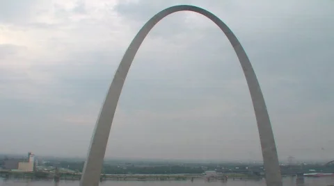Gateway Arch from up high with a crowd, St. Louis, Misourri 스톡 동영상 641078