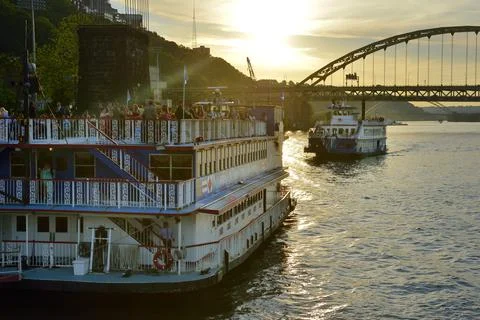 Gateway Clipper Fleet ferries in front of the Fort Pitt Bridge, Pittsburgh, P Stock-Fotos