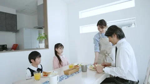 Gathering Around the Dining Table 库存影片 332752574