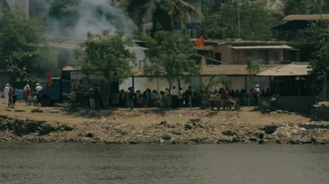 Gathering around fire in Mumbai suburb Video stock 11111751