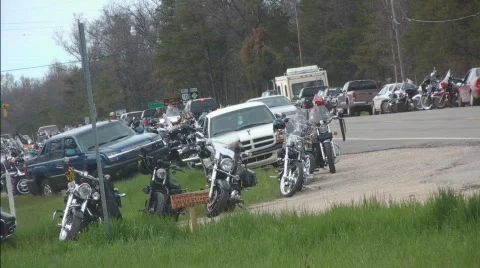 Gathering of bikers with bikes passing Video stock 718808