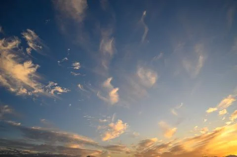 The gathering clouds during sunset create abstract painting patterns in the.. Fotos Stock