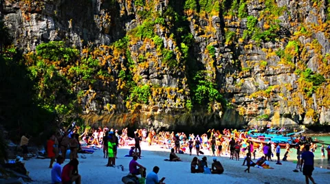 Gathering of tourists on the beach Video stock 36446430