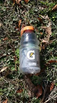 Gatorade plastic bottle left as trash in the grass Foto stock