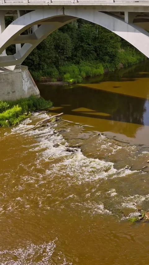 Gauja River Rapids Beneath Arched Bridge Near Sigulda Vidéo 345095598