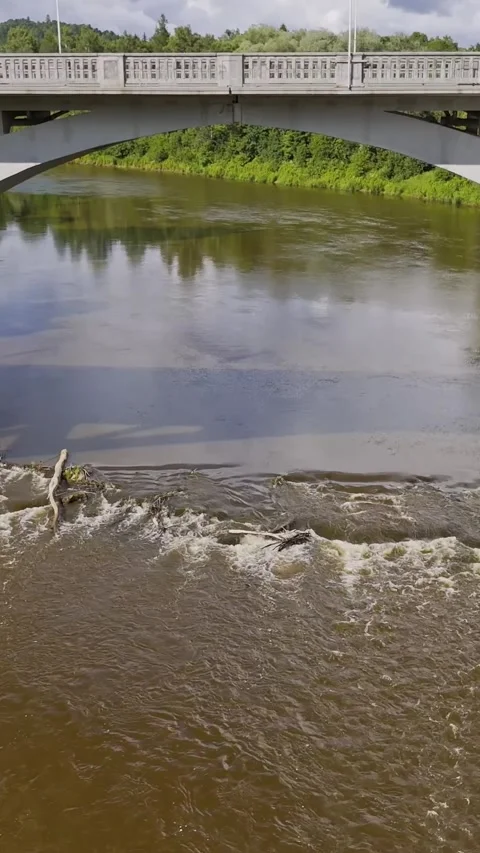 Gauja River Rapids Flowing Beneath Arched Bridge Near Sigulda Vidéo 345095314