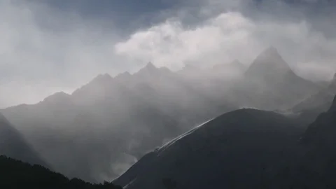 Gauzy Light Rays Over Snow Mist and Cloudy Mountains Vidéo 73136527