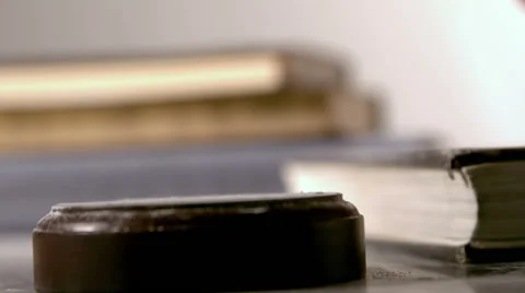 Gavel falling on sounding block beside books Vidéo 41020907