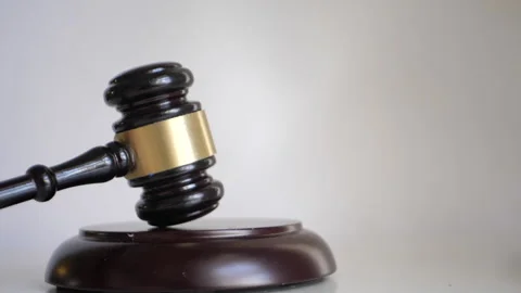 Gavel pounding in slow motion 스톡 동영상 130797550
