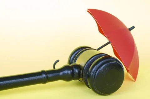 Gavel with red umbrella representing security and insurance with customizab.. Foto stock