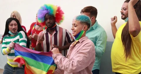 Gay people dancing outdoor while wearing face masks Vídeos de archivo 145429322