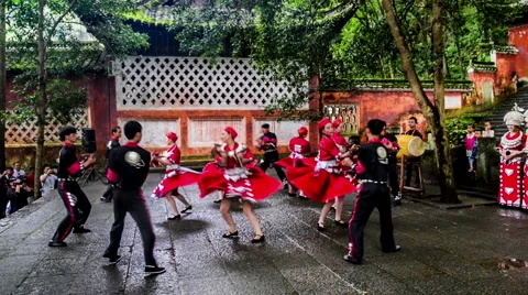 Ge people put on stools dance for show. Vídeo Stock 40402565