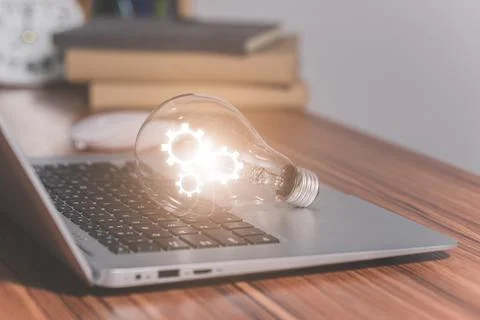 The gear symbol light bulb is on the computer. Foto stock
