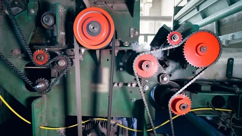 Gears rotate on a rolling machine, while it works with polyester fiber. Vidéo 109955521