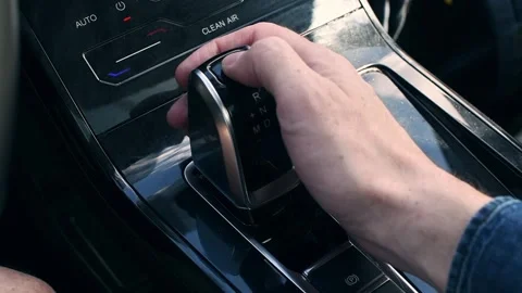 The gearshift knob of the automatic transmission of a modern automobile. Ma.. 스톡 동영상 287297074