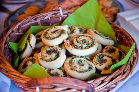 Gebäck im Korb Stock Photos