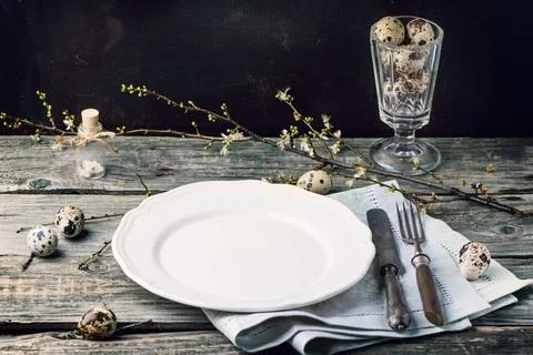 Gedeckter Ostertisch Easter table setting with vintage silverware, white p... Stock Photos