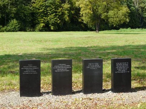 Gedenksteine am Weissen Haus in Auschwitz-Birkenau Das sogenannte Weiße Ha.. Stock Photos