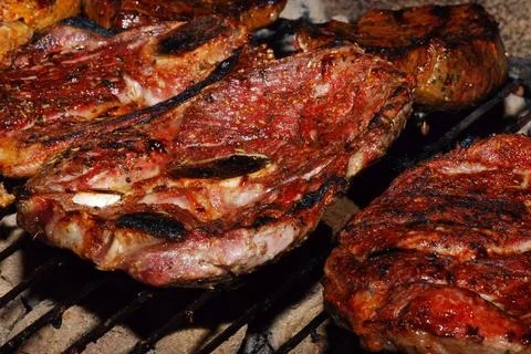  gegrilltes fleisch frisch gegrilltes fleisch vom holzkohlen grill im somm... Stock Photos