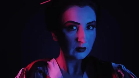 The geisha shows her face. Exposure. Revealing The Face Of A Japanese Geisha Vídeos de archivo 336150376