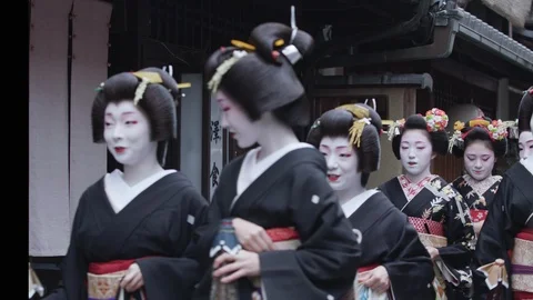 Geishas going into client's Vídeo Stock 98656236
