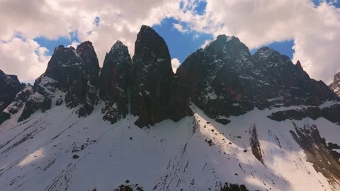 Geisler peaks in Puez-Geisler Nature Park, Italy. Odle mountain range in spring Vídeo Stock 337602453