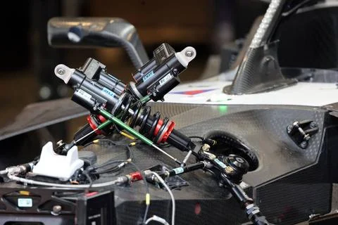  gekreuzte Stoßdämfper am Chasis des Jaguar Gen3 Rennwagen, Vorbereitung a. Stock Photos