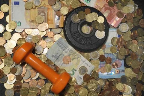 Geld und Hanteln, Symbol fuer Fitnesskosten money and dumbbells, symbol fo... Stock Photos