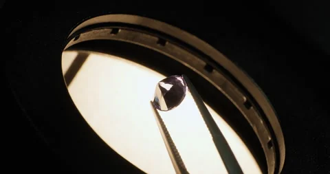 Gem quality control in the jewelry studio or laboratory. .Jeweler or gemologist Vidéo 249796864