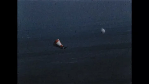 Gemini boilerplate coming down under parasail - 1963 Stockbeeldmateriaal 102181733