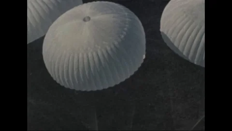 Gemini boilerplate coming down under parasail and in ocean - 1963 動画素材 102181734