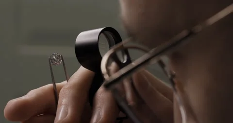 Gemologist checks diamond or gem quality under magnifying glass. Diamond or gem Vidéo 251123072