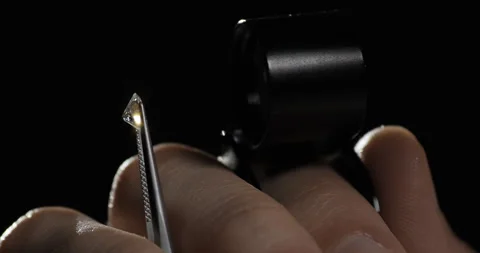 Gemologist checks diamond quality under magnifying glass. Diamond or gem grading Vidéo 251168726