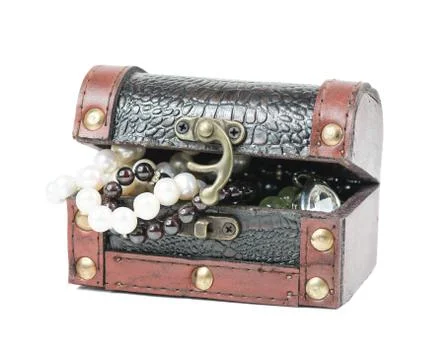 Gems in the open wooden chest Stock-Fotos