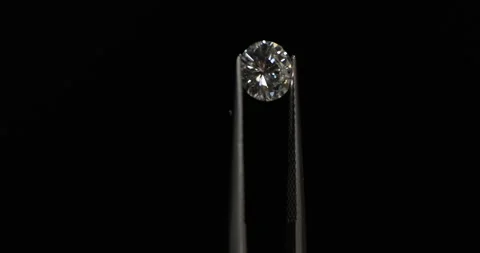 Gemstone laboratory. Shiny diamond held by tweezers. Gemologist checks diamond Vídeo Stock 251165352